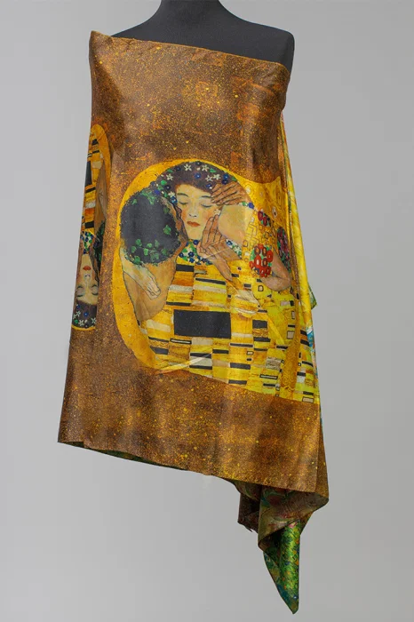 Esarfa cu doua fete, din matase, imprimata cu model inspirat  dupa   Sarutul    de Gustav Klimt