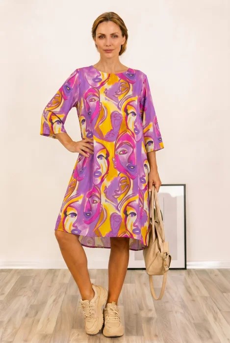 Rochie midi A-line din vascoza cu imprimeu chipuri stilizate, pe fond mov