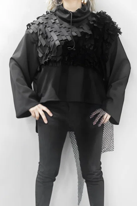 Bluza neagra oversize, compusa din materiale diferite cu guler inalt