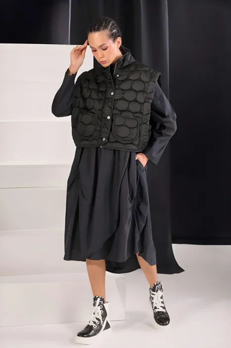 Set rochie neagra oversize cu guler tip camasa si  vesta matlasata