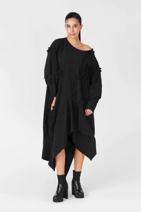 Rochie neagra in colturi cu maneci bufante si aplicatii volane, oversize