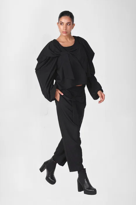 Bluza neagra oversize cu maneci ample si funda intr-o parte