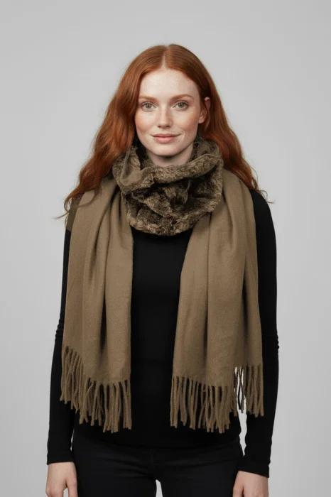Esarfa cu blanita ecologica pe centru si franjuri decorative, camel