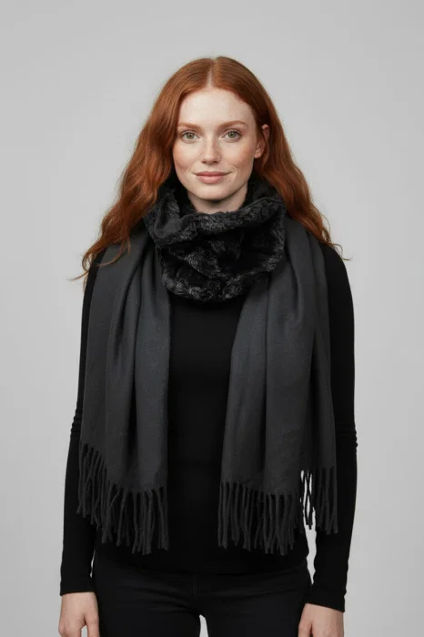 Esarfa cu blanita ecologica pe centru si franjuri decorative, neagra