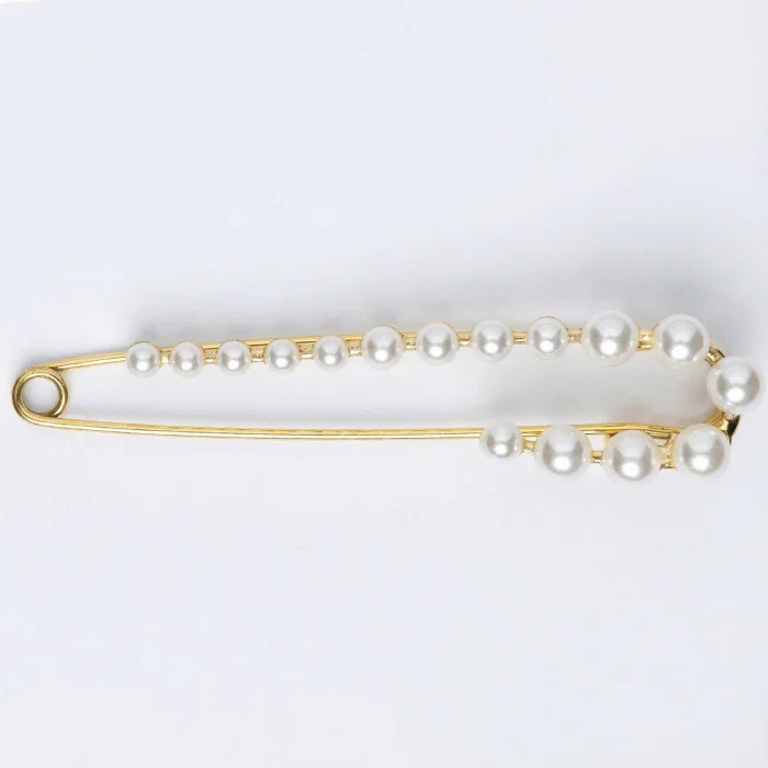 Brosa metalica aurie tip ac cu perle sintetice albe