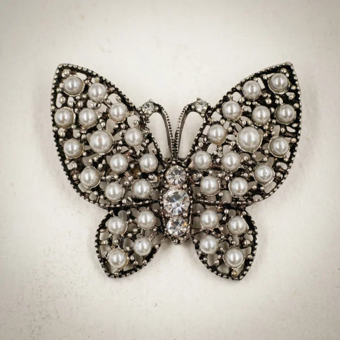Brosa eleganta fluture din metal cu perlute artificiale si strasuri