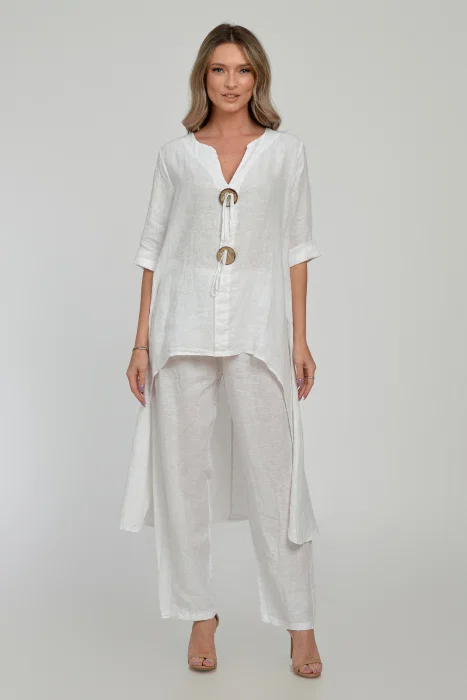 Compleu din in, cu nasturi decorativi, cu pantaloni si bluza tunica mai lunga in spate, alb