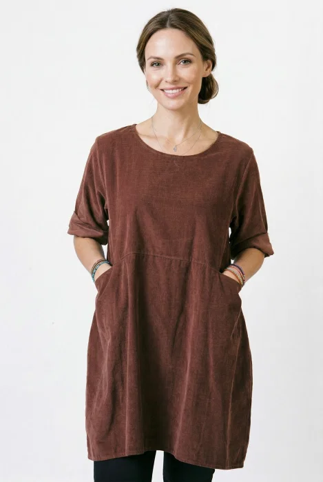 Rochie tunica din catifea reiata, croi lejer cu buzunare, stil casual modern, maro ciocolata