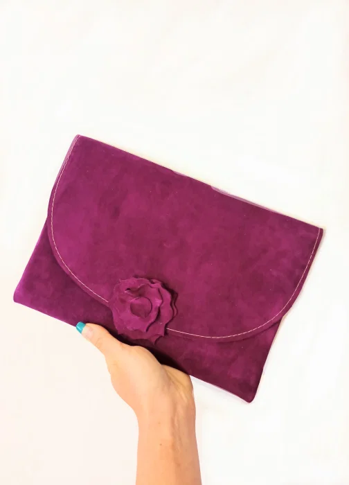 Plic handmade mov din piele naturala intoarsa, cu floare