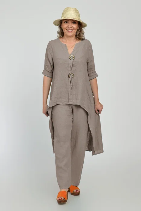 Compleu din in, cu nasturi decorativi, cu pantaloni si bluza tunica mai lunga in spate, bej inchis