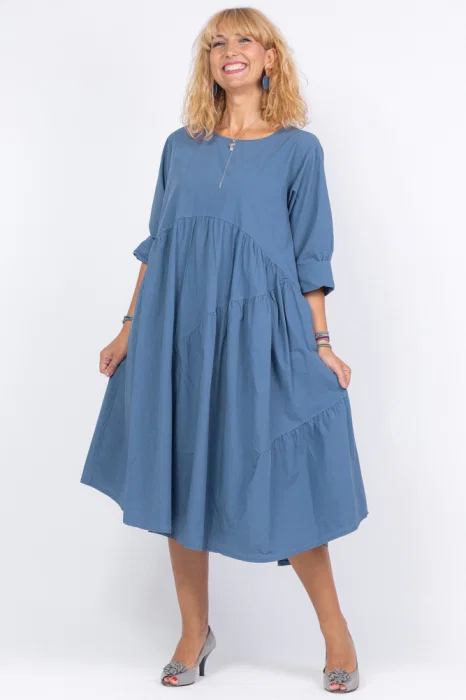 Rochie albastru jeans oversize, cu maneca scurta, cu trei volane asimetrice, din poplin satinat