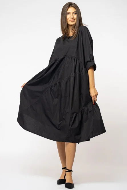 Rochie neagra oversize, cu maneca scurta, cu trei volane asimetrice, din poplin satinat