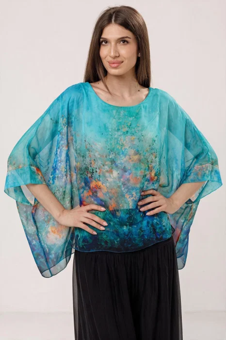 Bluza vaporoasa tip poncho din matase, croi oversized cu print pictural multicolora pe fond turcoaz