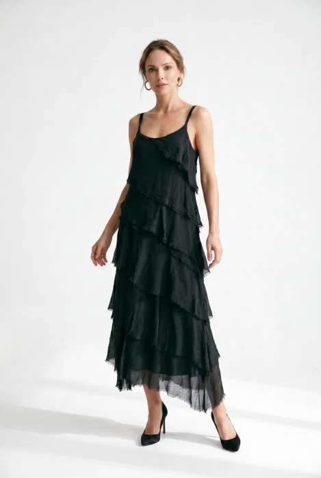 Rochie lunga din matase si vascoza cu volane suprapuse oblic si croi vaporos, neagra