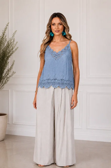 Top din bumbac cu dantela, bretele subtiri, croi lejer, albastru jeans usor prespalat