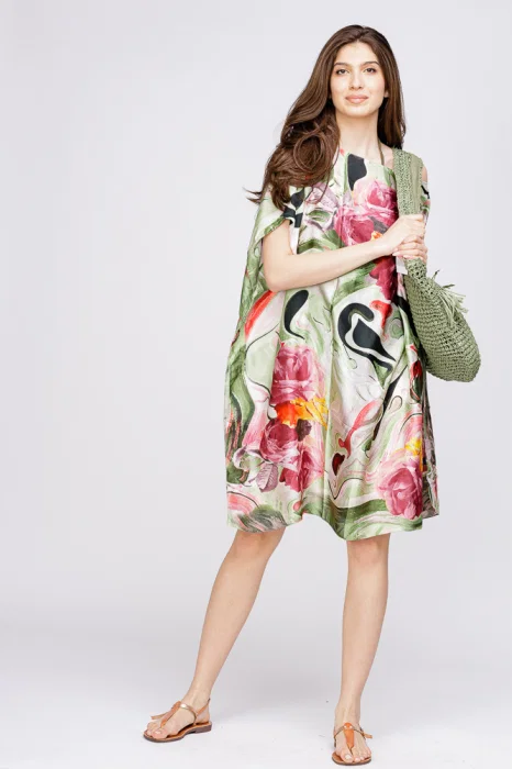 Rochie de plaja tip poncho din matase cu trandafiri fucsia pe fond verde