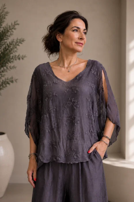 Bluza din matase si vascoza cu broderie pe fata si decolteu in V, maro