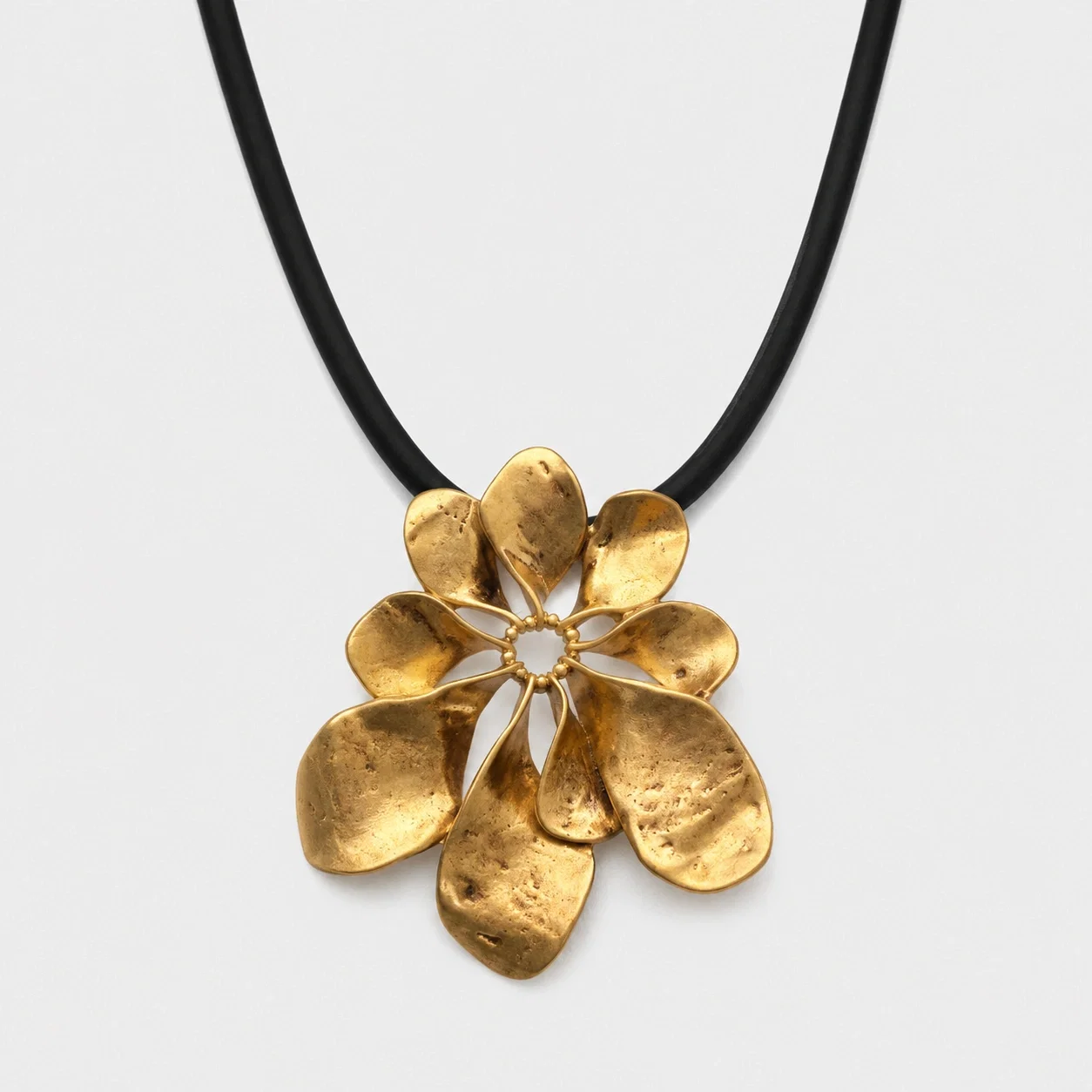 Colier statement cu floare sculpturala din metal auriu si snur negru silicon