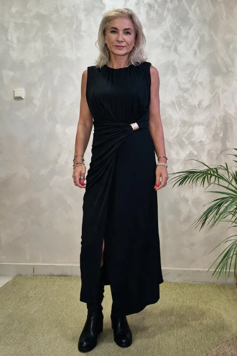 Rochie lunga petrecuta din jerseu fin, cu drapaj si accesoriu bijuterie, neagra