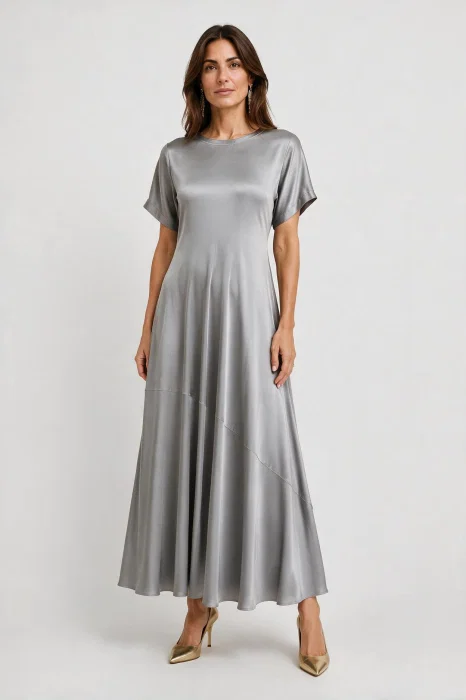 Rochie lunga din satin cu matase si vascoza, croi amplu si design fluid, argintie
