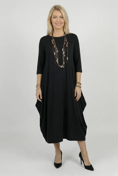 Rochie lunga neagra cu colturi laterale, croiala lejera si design minimalist din vascoza