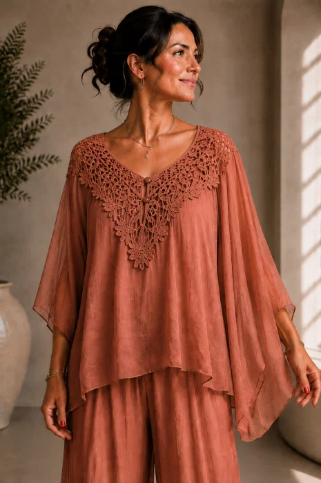 Bluza evazata din matase si vascoza cu dantela la decolteu si maneci vaporoase, caramizie