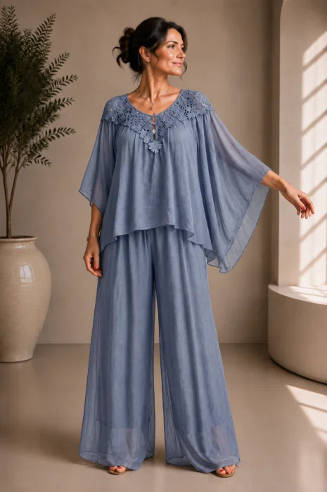 Bluza evazata din matase si vascoza cu dantela la decolteu si maneci vaporoase, albastru jeans usor prespalat