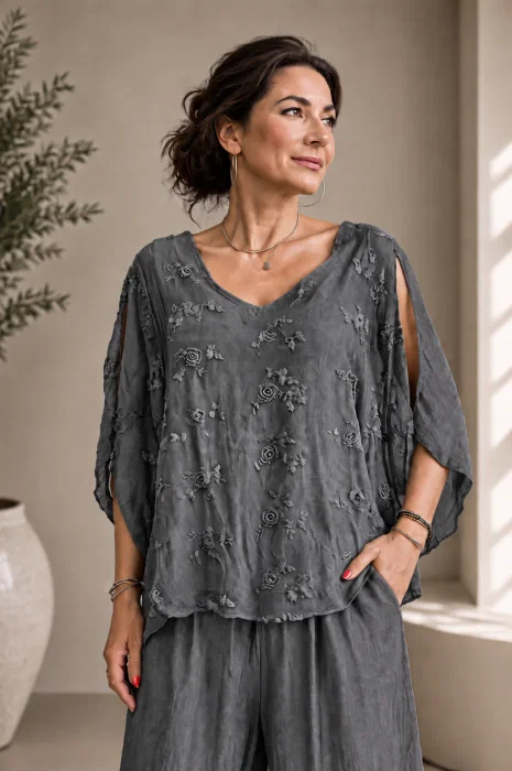 Bluza din matase si vascoza cu broderie pe fata si decolteu in V, gri