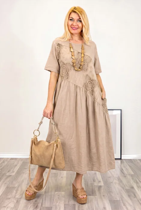 Rochie bej oversize, cu taietura oblica si broderie, din in si jerseu