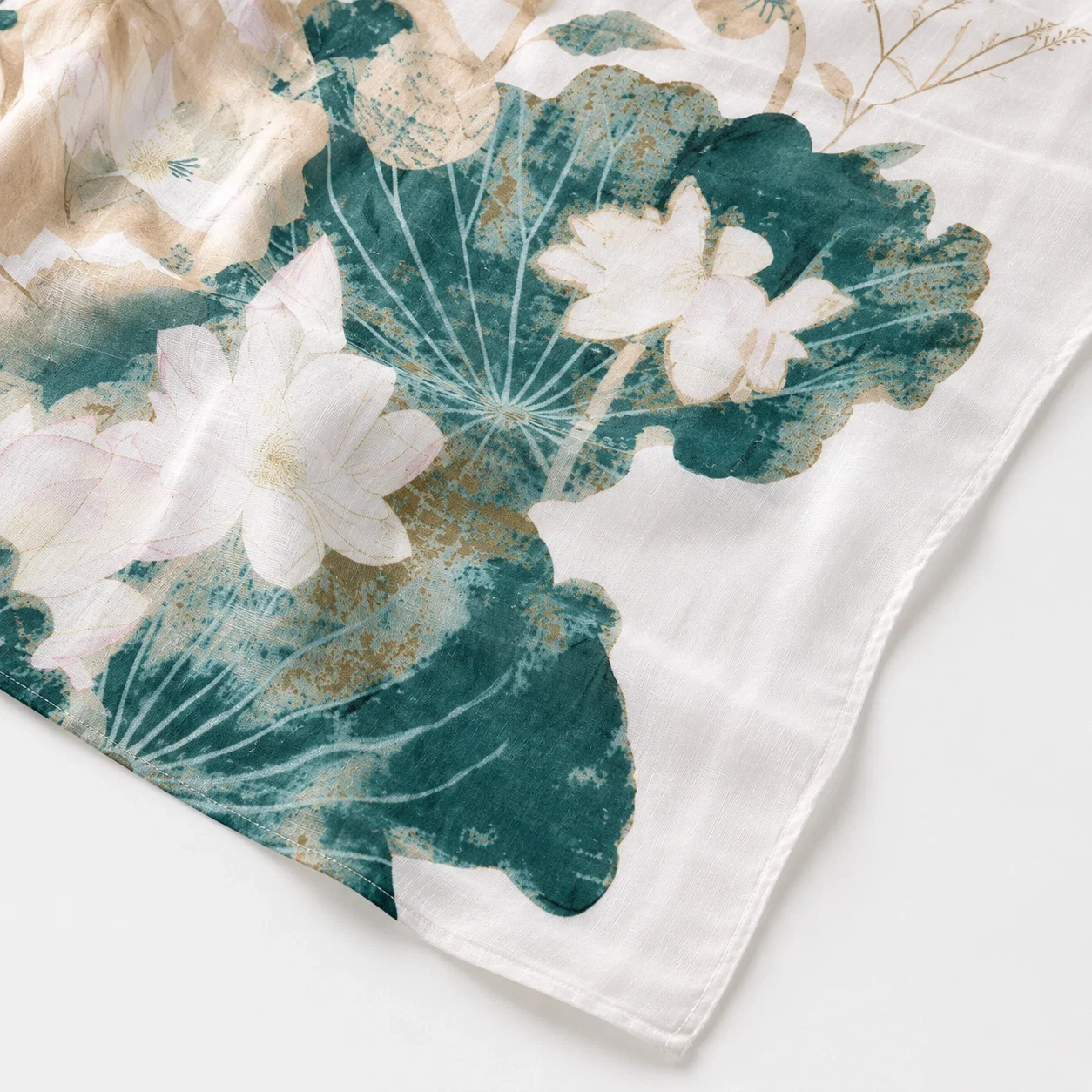 Esarfa eleganta cu imprimeu floral Lotus, alb, verde petrol si accente aurii