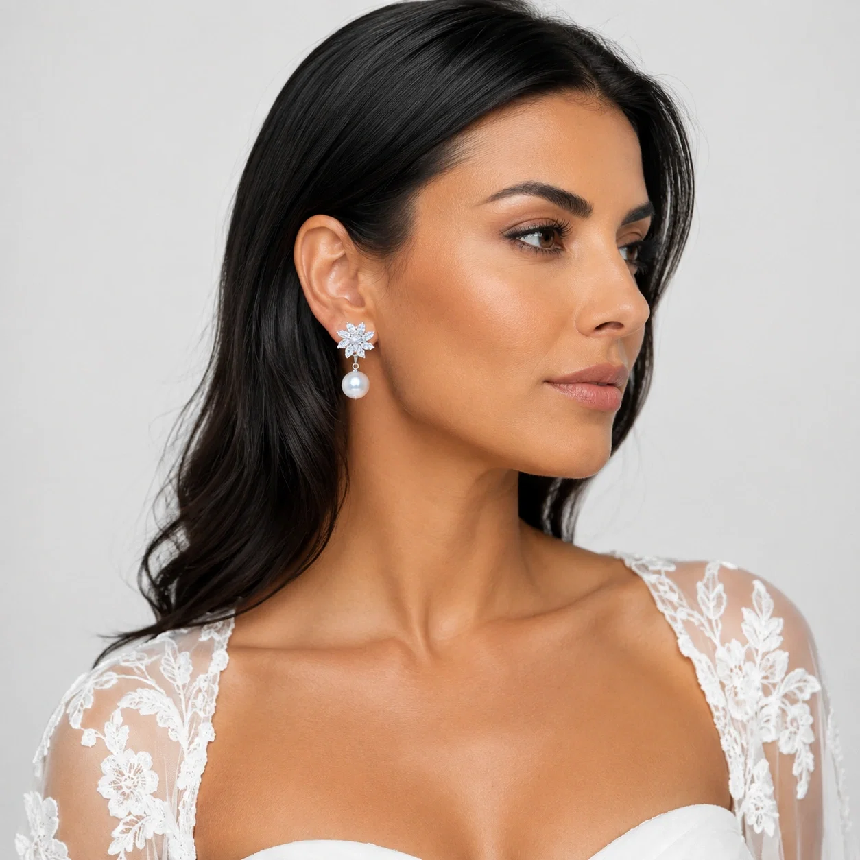 Cercei eleganti cu perla si cubic zirconia, model floral pentru mireasa si evenimente