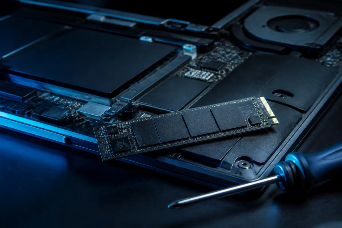 Ghid SSD 2026: NVMe vs. SATA, 1 TB și de ce externul nu e slotul din laptop